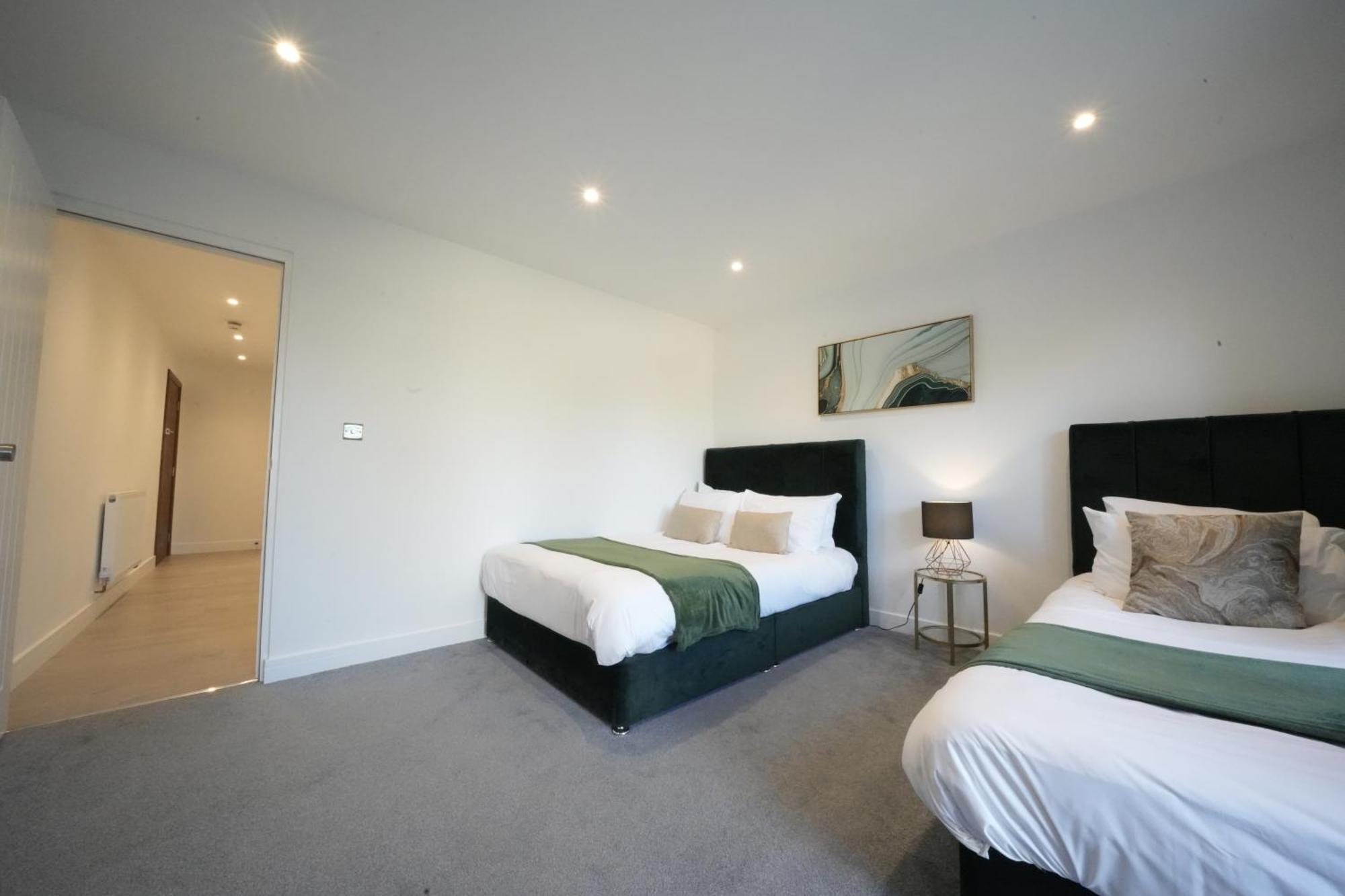 10 Min Drive To Airport - Free Parking - 15 Min Bus Ride - Ev Charge Available Apartment Stanwell ภายนอก รูปภาพ