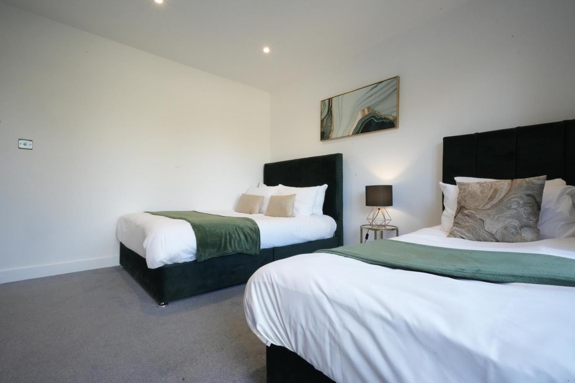 10 Min Drive To Airport - Free Parking - 15 Min Bus Ride - Ev Charge Available Apartment Stanwell ภายนอก รูปภาพ