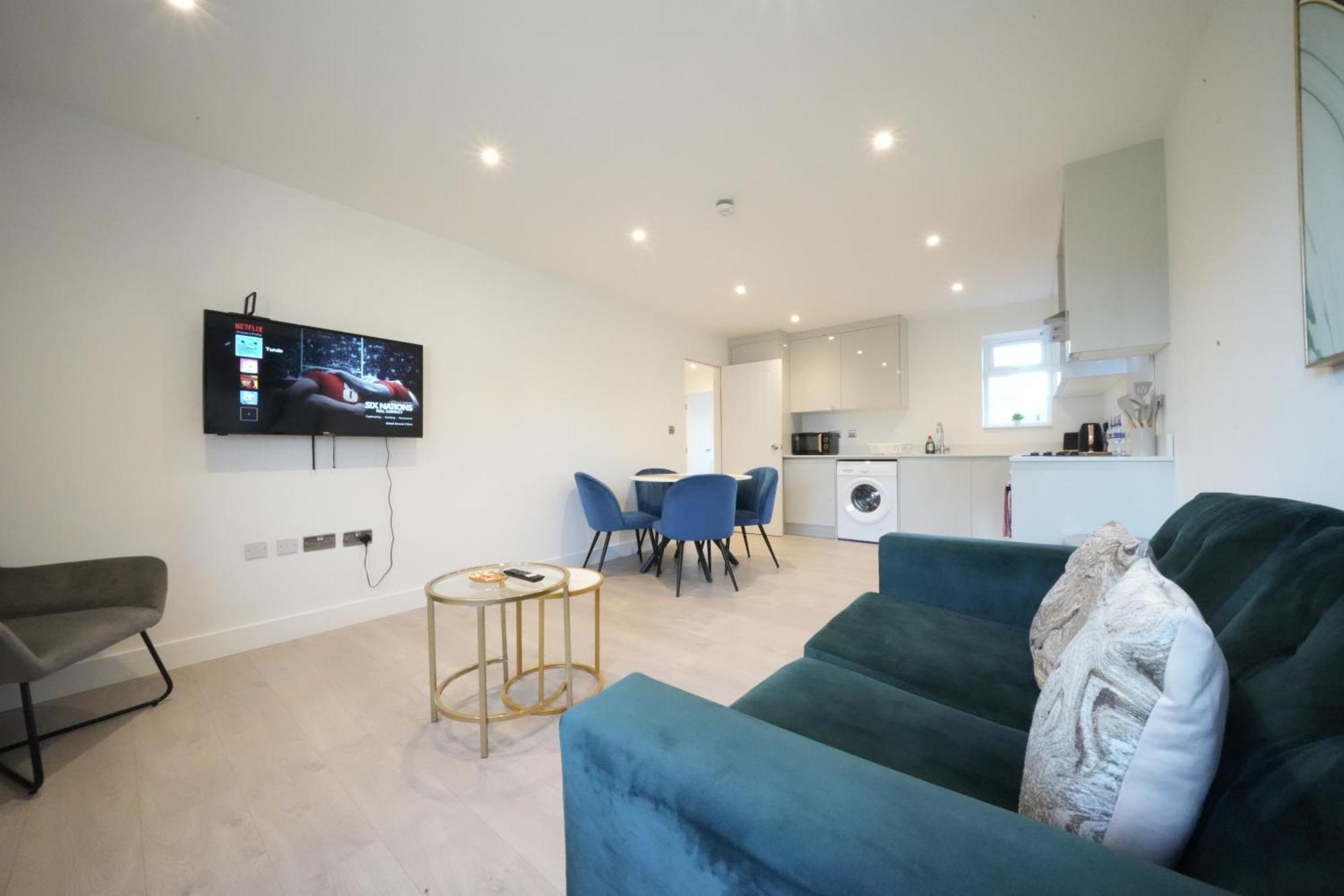 10 Min Drive To Airport - Free Parking - 15 Min Bus Ride - Ev Charge Available Apartment Stanwell ภายนอก รูปภาพ