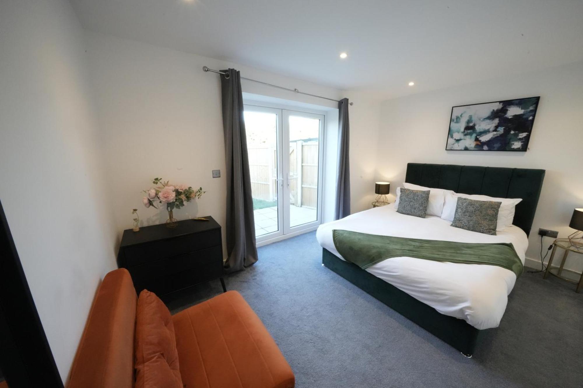 10 Min Drive To Airport - Free Parking - 15 Min Bus Ride - Ev Charge Available Apartment Stanwell ภายนอก รูปภาพ